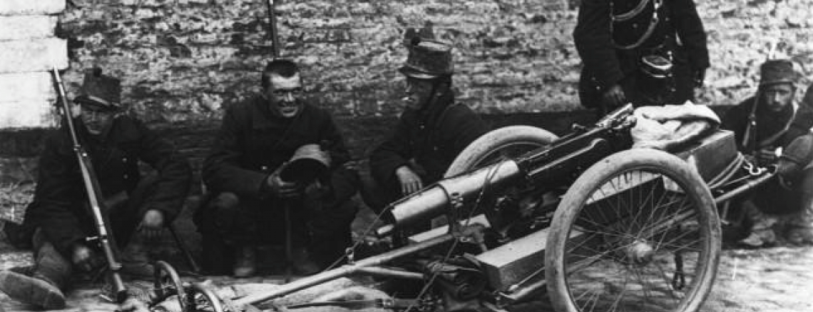 Section de mitrailleurs avec une paire de chiens
