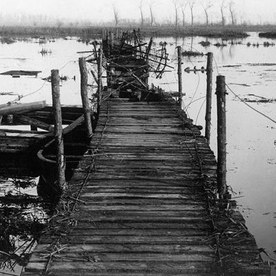 Passerelle dans la plaine inondée de l’Yser