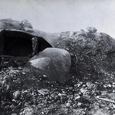 Après l’impact d’une grenade 30,5 cm 