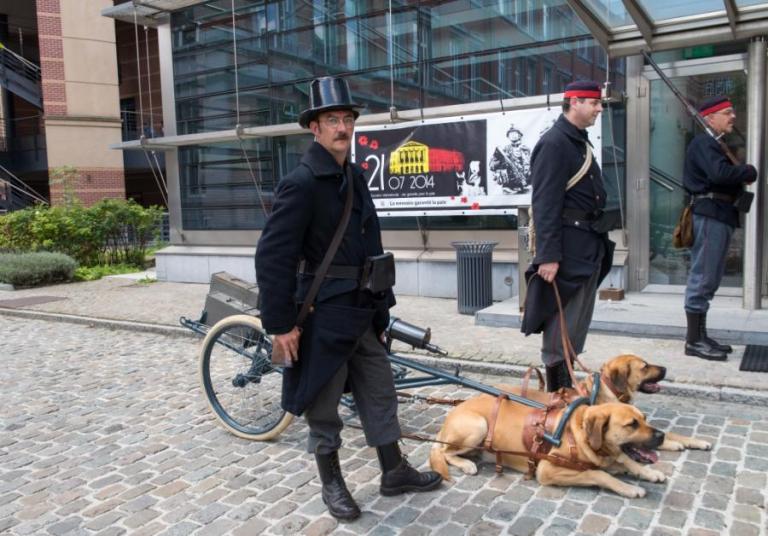 Deux militaires revêtus d'anciens uniformes avec un attelage pour chiens Deux militaires revêtus d'anciens uniformes avec un attelage pour chiens